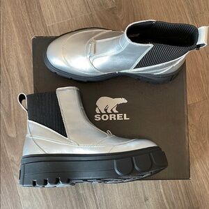 NIB Sorel Silver and Black Ankle Boots